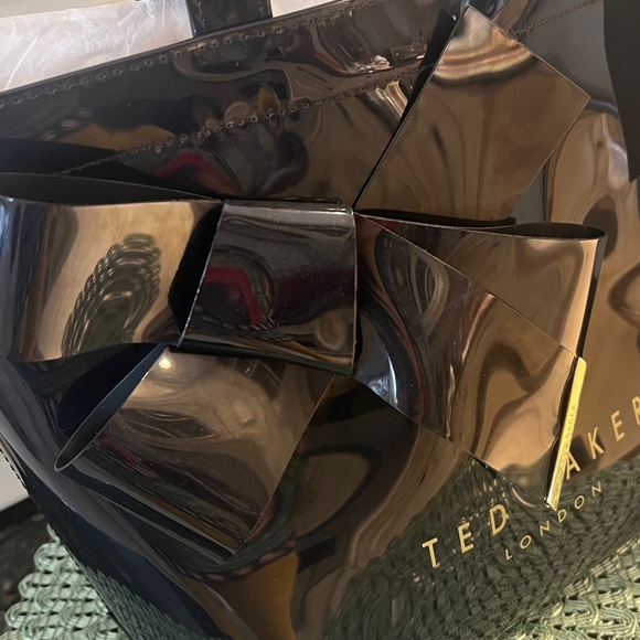 NWT iconic Ted Baker Glossy Black Tote with Bow and small purse attached inside. - Picture 9 of 13